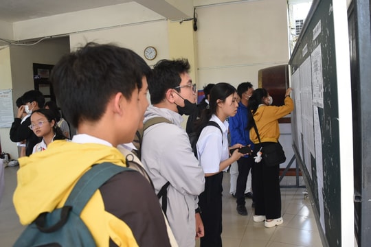 Thí sinh Quảng Nam làm thủ tục dự thi tuyển sinh vào lớp 10