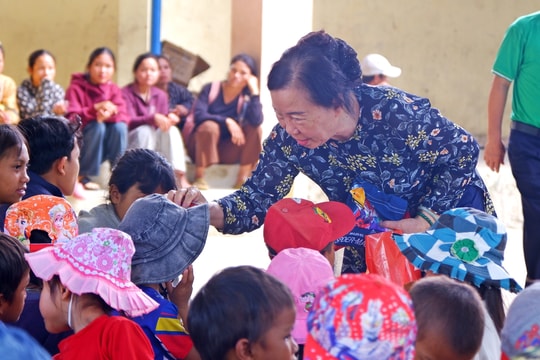 Trao 100 suất quà cho trẻ em xã Trà Vinh