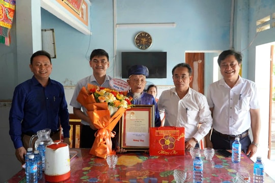 Phó Chủ tịch UBND tỉnh Trần Anh Tuấn tặng quà người cao tuổi tại Điện Bàn, Duy Xuyên