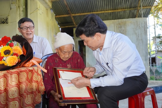 Chủ tịch UBND tỉnh Lê Văn Dũng thăm, chúc thọ người cao tuổi tại Tiên Phước