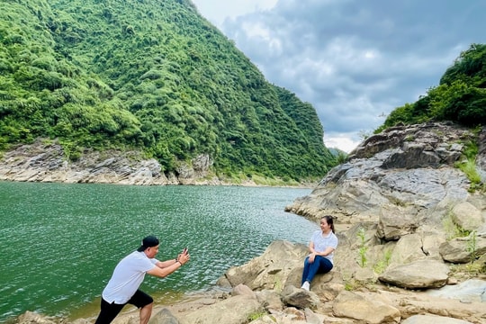 Bừng thức những ngôi làng ven sông
