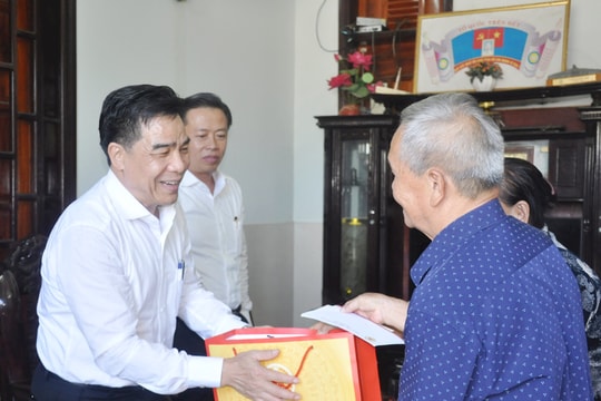 Quảng Nam bố trí hơn 17,3 tỷ đồng tặng quà hộ gia đình có công