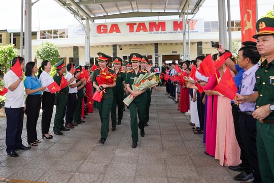 Tiễn đoàn cán bộ, chiến sĩ Quân khu 5 tham gia diễu binh, diễu hành tại Thủ đô