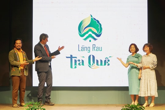 Bàn giao bộ nhận diện thương hiệu làng rau Trà Quế