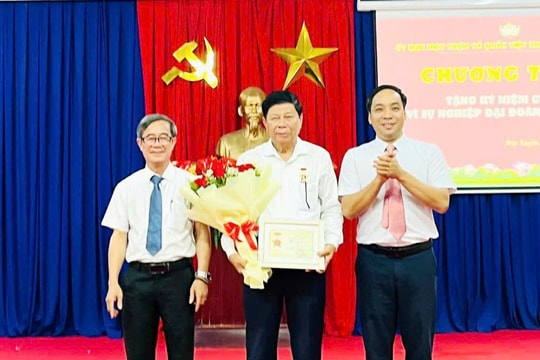 Ủy ban Trung ương MTTQ Việt Nam tặng kỷ niệm chương cho ông Phan Ngọc Anh (Duy Xuyên)