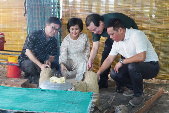 Nhóm lửa khai hội Festival Mỳ Quảng 2025