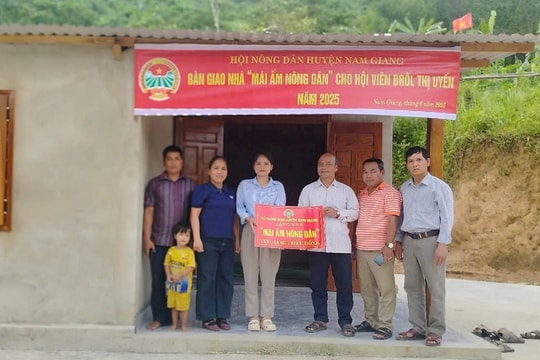 Hội Nông dân Nam Giang bàn giao nhà ở cho hội viên khó khăn