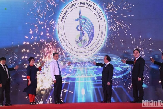 Hai chương trình đào tạo của Trường Y Dược được trao chứng nhận kiểm định chất lượng giáo dục