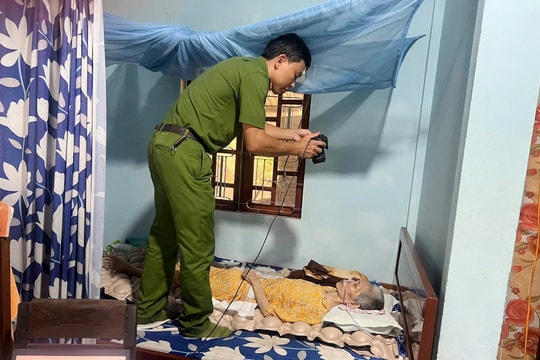 Công an thị trấn Ái Nghĩa hỗ trợ làm căn cước tại nhà cho bệnh nhân hiểm nghèo