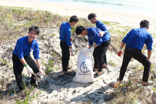 Chiến dịch Clean Up dọn sạch rác bãi biển Tam Thanh
