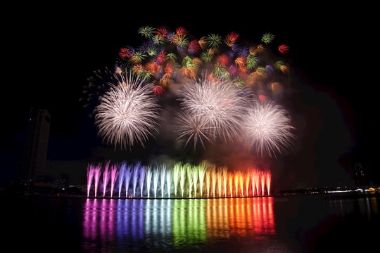 Màn pháo hoa chinh phục khán giả của 2 đội Việt Nam và Ba Lan