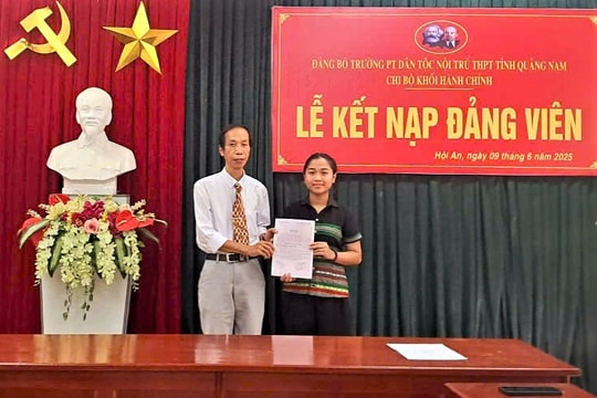Đảng bộ Trường Phổ thông dân tộc nội trú THPT tỉnh Quảng Nam kết nạp 2 học sinh vào Đảng