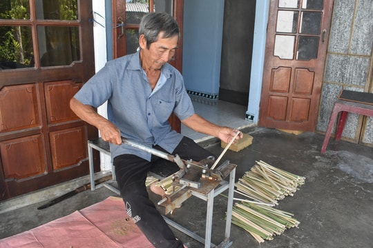 Làng vót nan tre làm đèn lồng ở Điện Minh