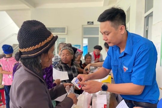 Khám bệnh, tặng quà người dân vùng biên A Xan