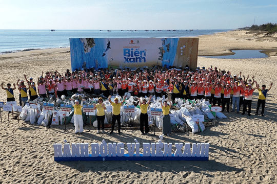 Gần 10.000 người Vingroup và tình nguyện viên ra quân làm sạch bờ biển tại 28 tỉnh, thành phố