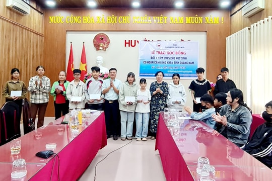 Trao học bổng hơn 200 triệu đồng cho học sinh Quảng Nam