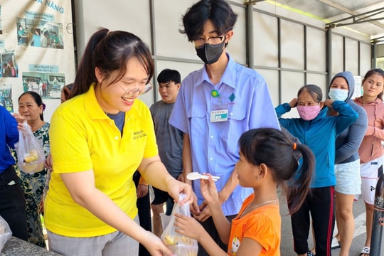 Ấm áp 'Nồi cháo yêu thương'