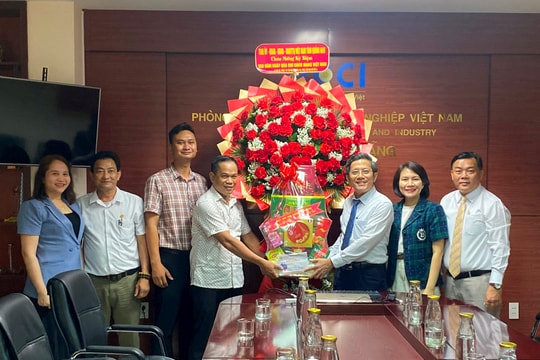 Phó Chủ tịch UBND tỉnh Trần Nam Hưng thăm cơ quan báo chí tại Đà Nẵng