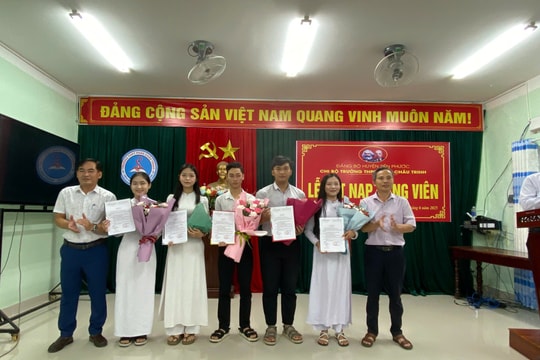 Kết nạp Đảng cho 5 học sinh Trường THPT Phan Châu Trinh