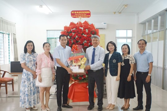 Phó Chủ tịch UBND tỉnh Hồ Quang Bửu thăm cơ quan báo chí tại Đà Nẵng