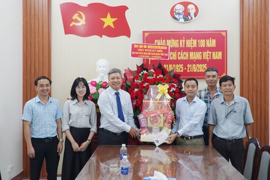 Phó Chủ tịch UBND tỉnh Hồ Quang Bửu thăm, chúc mừng các cơ quan báo chí