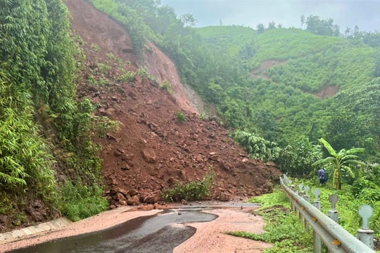 Đông Giang xuất hiện nhiều điểm sạt lở, ngập lụt gây hư hại hoa màu
