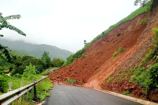 Mưa lũ, sạt lở tiếp tục chia cắt nhiều tuyến giao thông của Quảng Nam