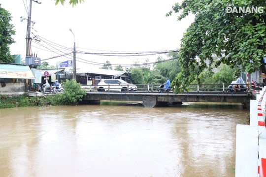 Lai dắt tàu cá Đà Nẵng về đảo Cù Lao Chàm, lũ trên các sông đang lên