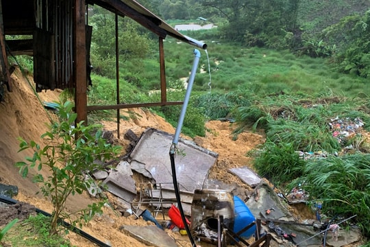 Sơ tán khẩn cấp 2 hộ dân bị sạt lở uy hiếp tại Tây Giang