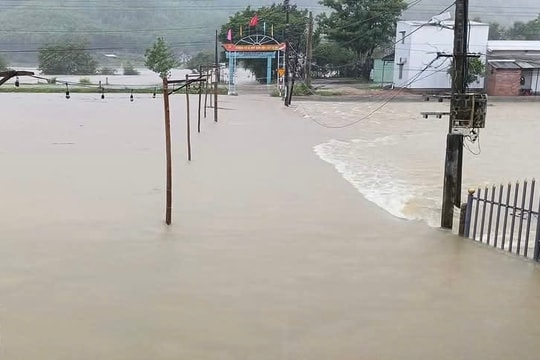Mưa lớn gây ngập sâu nhiều tuyến đường tại Quảng Nam