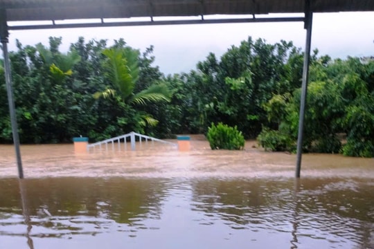 Mưa lũ gây cô lập hoàn toàn một ngôi làng ở Đại Hưng