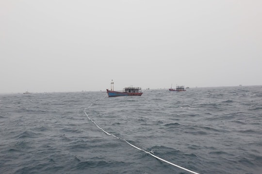 Bộ Tư lệnh Vùng Cảnh sát biển 2 liên tiếp cứu nạn 3 tàu cá trong bão số 1