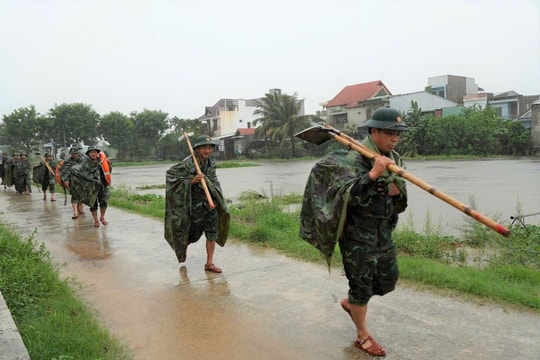 Lực lượng quân sự tỉnh Quảng Nam hỗ trợ người dân trong mưa lũ