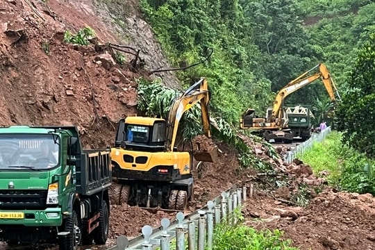 Khẩn trương khắc phục các tuyến đường bị hư hỏng mưa lũ