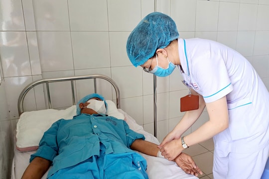 Miễn viện phí toàn dân: Cần lộ trình chặt chẽ