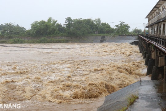 Lũ sông Yên duy trì mức cao, nhiều đoạn đường, khu dân cư còn ngập lũ