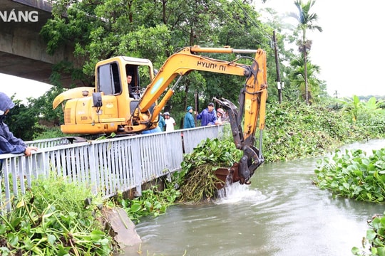 Huy động bộ đội, phương tiện khơi thông thoát lũ