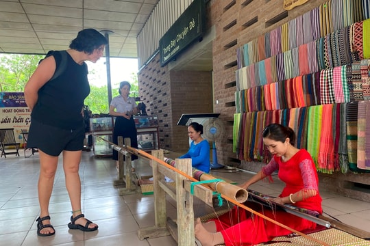 Đến Mỹ Sơn trải nghiệm dệt thổ cẩm Chăm