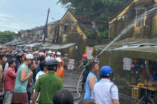 Kịp thời dập tắt đám cháy cửa hàng lưu niệm trong phố cổ Hội An