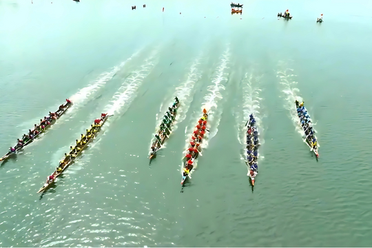 Sôi nổi giải đua thuyền truyền thống trên sông Trường Giang