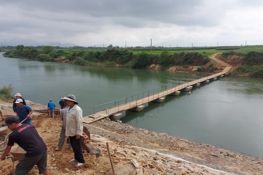 Mưa lũ cuốn trôi cầu phao Phú Lộc qua xã Đại An