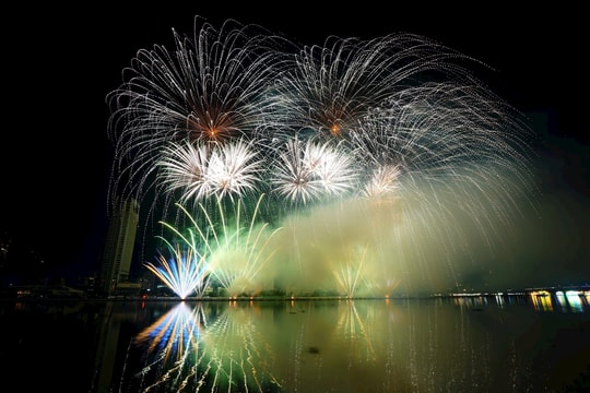 Canada và Trung Quốc cống hiến "bữa tiệc ánh sáng" trên sông Hàn