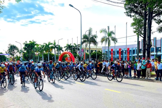 Gần 200 vận động viên tham gia giải đua xe đạp các câu lạc bộ tỉnh Quảng Nam mở rộng “Về miền Di sản” năm 2025