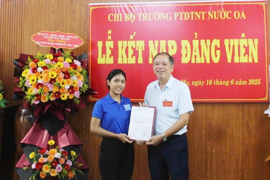 Hai học sinh người dân tộc thiểu số ở Bắc Trà My được kết nạp Đảng