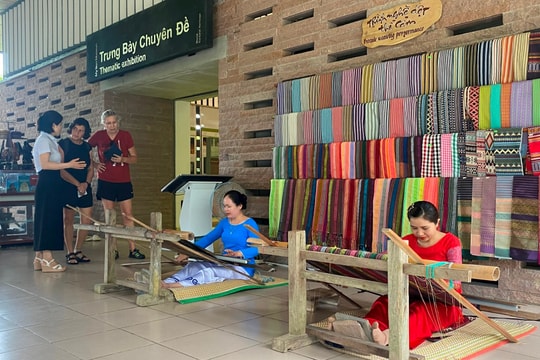 Cham brocade weaving experience at My Son