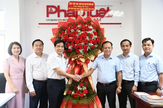 Chủ tịch UBND tỉnh Lê Văn Dũng thăm các cơ quan báo chí tại TP.Đà Nẵng