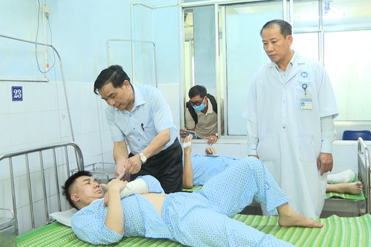 Chủ tịch UBND tỉnh Quảng Nam Lê Văn Dũng thăm hỏi, động viên nạn nhân vụ tai nạn giao thông