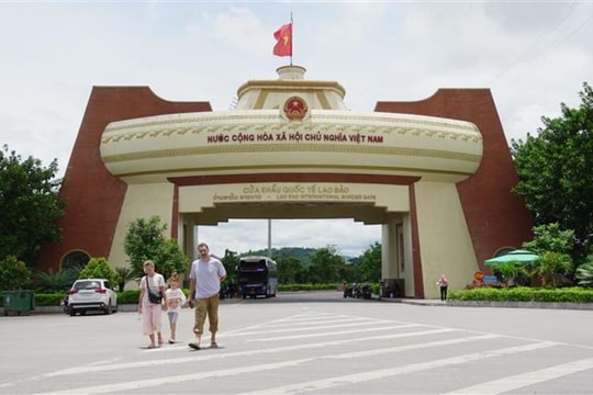 Dừng thực hiện thủ tục 'một cửa, một lần dừng' tại cặp cửa khẩu quốc tế Lao Bảo - Densavan