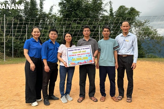Thăm, tặng quà người dân và học sinh xã Trà Cang (Quảng Nam)