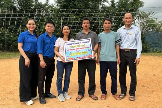 Thăm, tặng quà học sinh và người dân xã Trà Cang